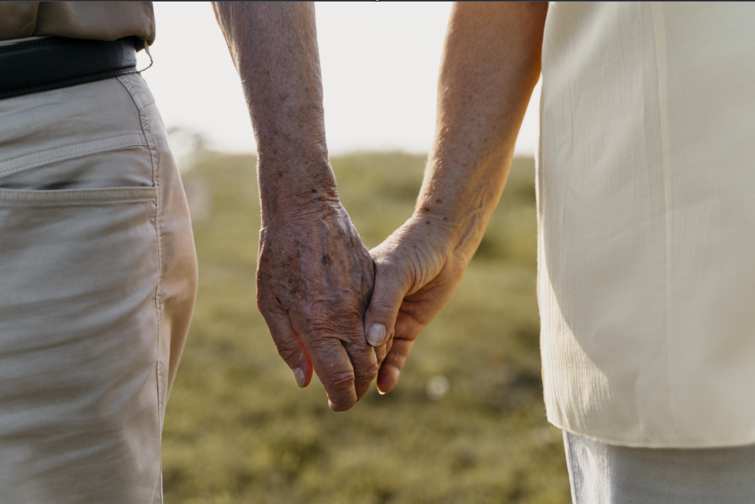 Manos entrelazadas de una pareja mayor