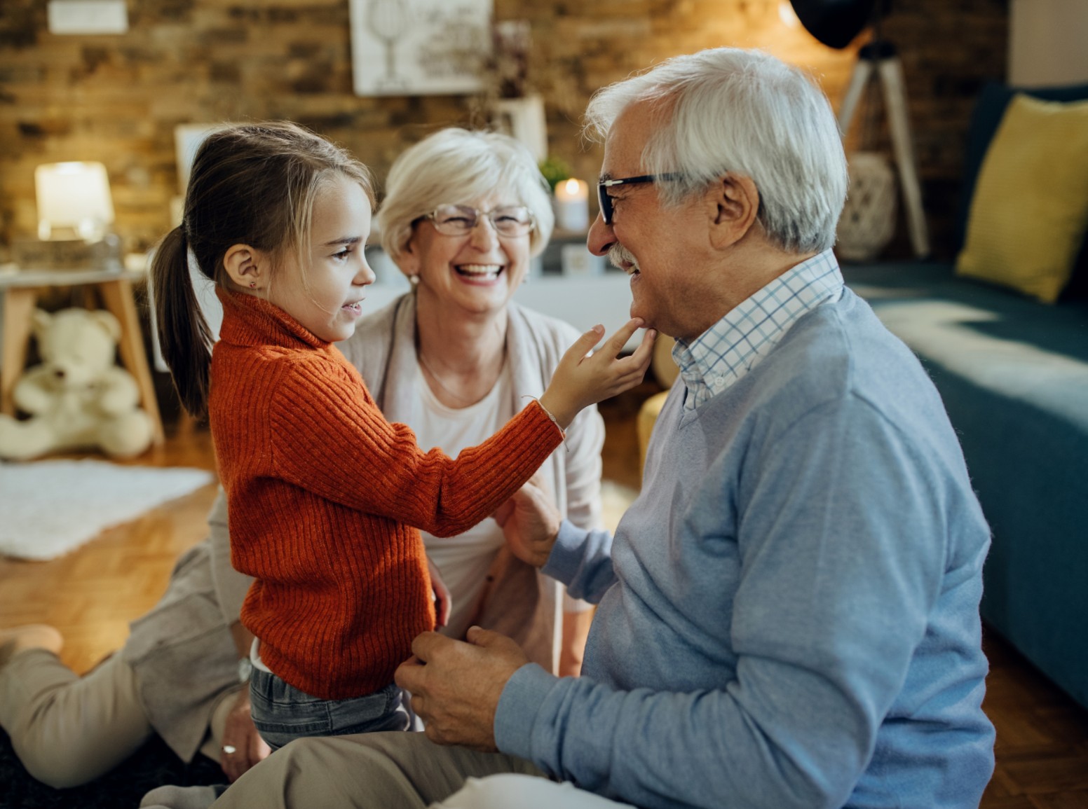 Familia compartiendo un momento tranquilo en casa